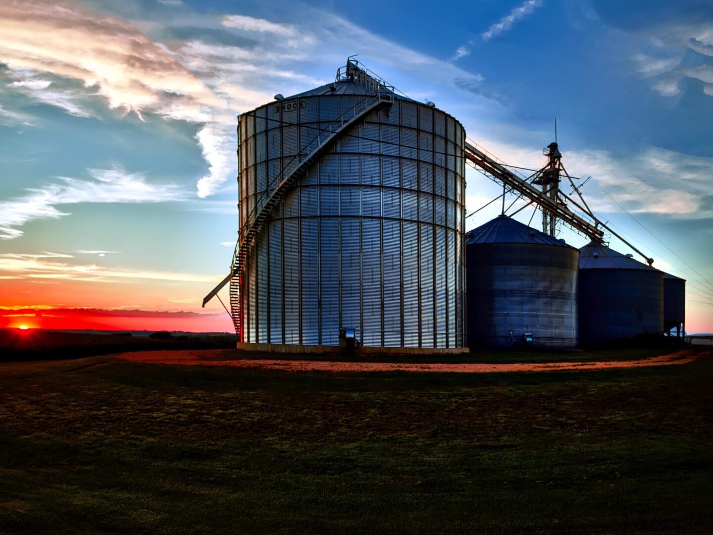 A large silo sitting in the middle of a field.